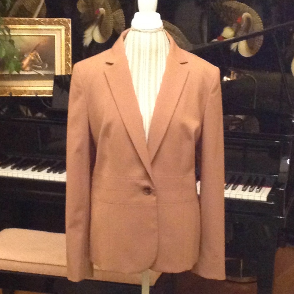 Smart tailored wood blend jacket.